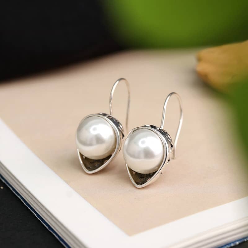 Hollow Leaves Onyx Hook Earrings - Image 4