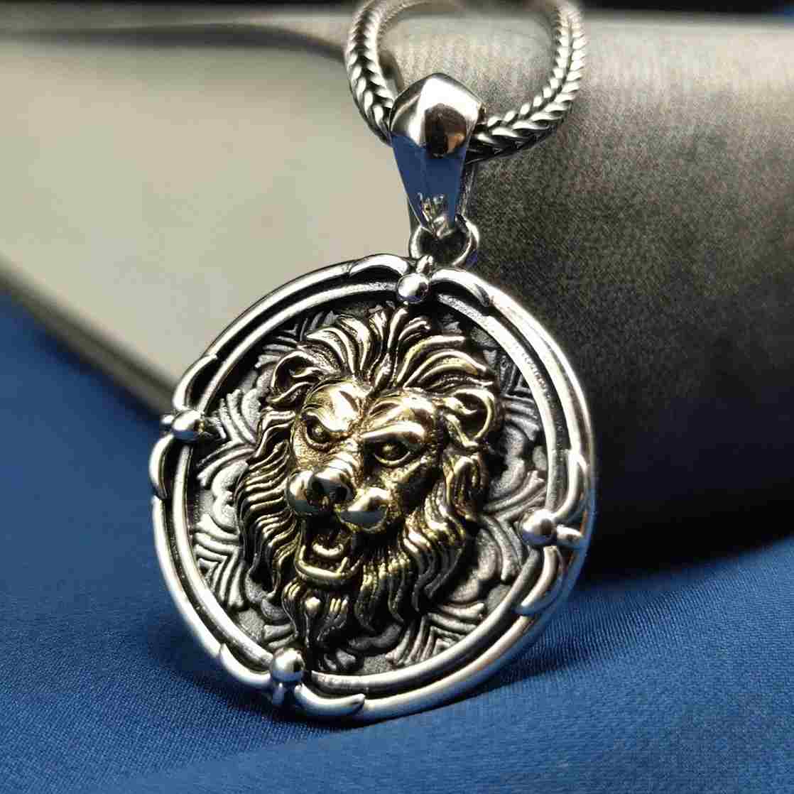 Lion Domineering Circle Pendant Necklace - Image 4