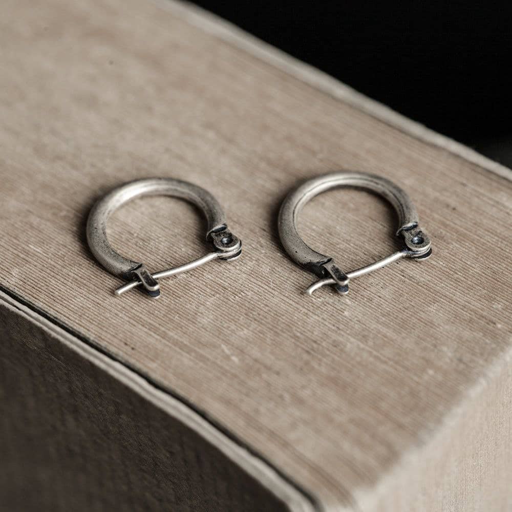 Vintage Silver Minimalist Huggie Earrings - Image 4