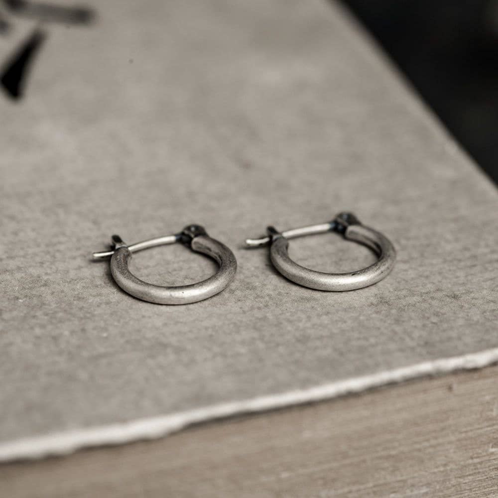 Vintage Silver Minimalist Huggie Earrings - Image 5